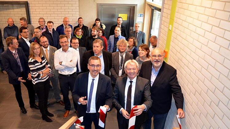 Bei der symbolischen Freigabe des ersten Bauabschnitts der Sanierung: Von links nach rechts: Realschuldirektor Matthias Welsch, Landrat Johann Kalb und der Scheßlitzer Bürgermeister Roland Kauper