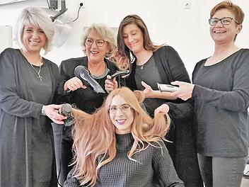 An die Haare ihrer neuen Chefin Janina Ehrenberg (31, Mitte) gehen (von links) Sabine Wagner, ihre Mutter Marianne Ehrenberg, Lisa Hehn und Ute Lemmer.  Foto: Sigismund von Dobschütz