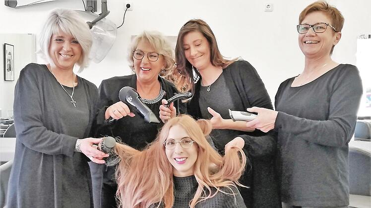 An die Haare ihrer neuen Chefin Janina Ehrenberg (31, Mitte) gehen (von links) Sabine Wagner, ihre Mutter Marianne Ehrenberg, Lisa Hehn und Ute Lemmer.  Foto: Sigismund von Dobschütz