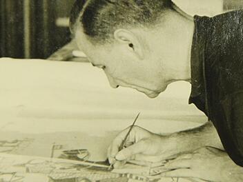 Erhalten geblieben ist dieses Foto von Herbert Jeschke bei Kopierarbeiten der Tapisserie. Familienarchiv Jeschke