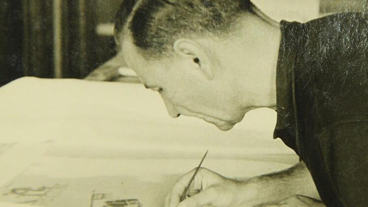 Erhalten geblieben ist dieses Foto von Herbert Jeschke bei Kopierarbeiten der Tapisserie. Familienarchiv Jeschke