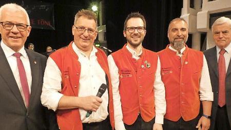 Bei der Ehrung (von links): Bürgermeister Günther Werner, Vereinsvorsitzender Eugen Matern, Sebastian Raab (25 Jahre), Albin Wagenhäuser (30 Jahre) und Gerhard Leisentritt (Ehrenvorsitzender des NBMB)