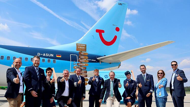 Die TUI Fly Unternehmer und die Teammitarbeiter freuen sich über das neue Flugzeug. Und Reisende dürfen sich über neue Reiseziele freuen. Foto: Airport Nürnberg / Luca Eberhardt