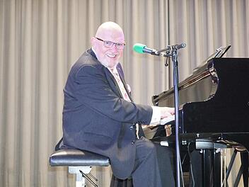 Der "Ozeanpianist" Waldemar Grab spielte im Kursaal von Bad Bocklet.  Foto: Marion Eckert