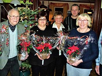 Ehrungen standen im Mittelpunkt der Weihnachtsfeier des Gesangvereins Schwarzach-Schmeilsdorf. Von links Hans Schuberth, Kondrad Biedermann, Rita Oppelt, Vorsitzende Elfriede Stenglein, Chorleiter Peter Frick, Heidi Passing und Max Bär.  Foto: Werner Reißaus