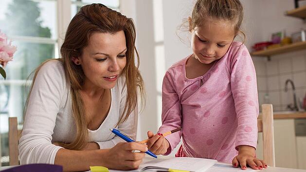 Durch regelmäßiges Vorlesen fördern Eltern bei Kindern nicht nur deren Freude am Lesen, sondern auch Schulerfolg, Fantasie und empathische Fähigkeiten.