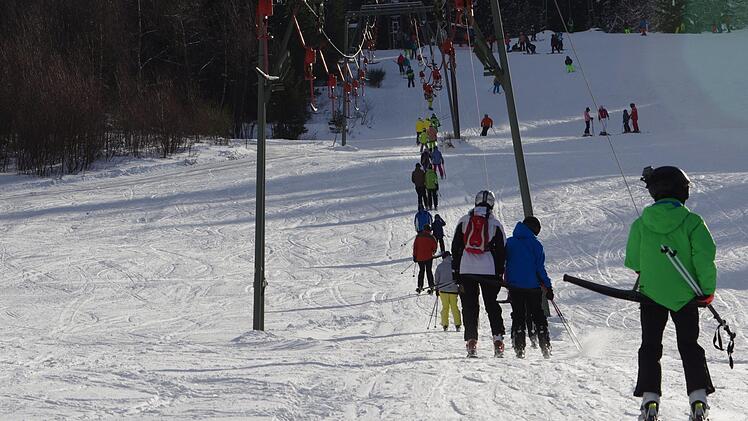 Der Ludwigsstadter Skilift in Betrieb.