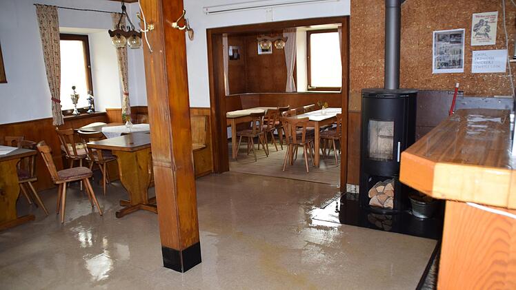 Der PVC-Boden lag jahrelang über dem alten Holzparkett. Foto: Harald Hofmann