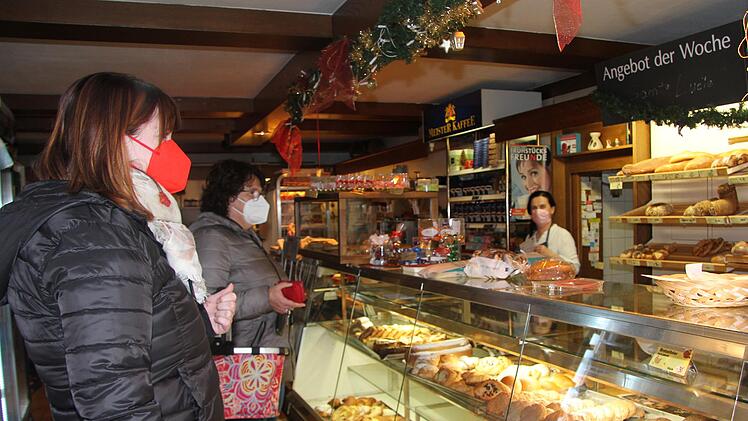 Der Laden der Traditionsb&auml;ckerei Kodisch in Stadtsteinach ist voll mit Kunden, dennoch klagen B&auml;cker G&uuml;nter Kodisch und seine Frau Martina &uuml;ber Umsatzeinbu&szlig;en. Foto: Sonny Adam