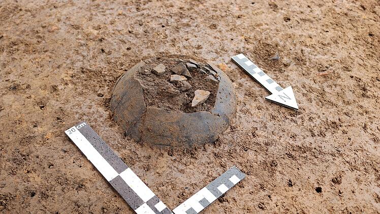 Tauberrettersheim: Archäologen finden Jahrtausende altes Kindergrab - mysteriöser Schädel sorgt für Rätsel