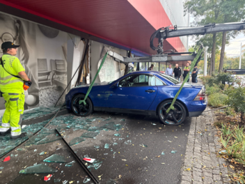 Auto kracht in W&uuml;rzburg in Schaufenster von XXXLutz-Filiale