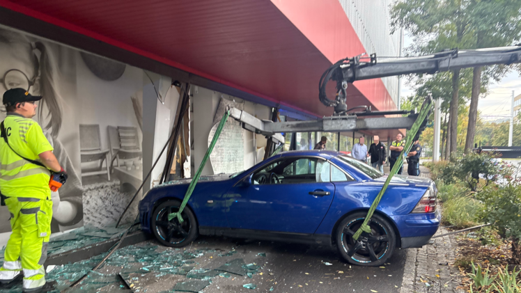 Auto kracht in W&uuml;rzburg in Schaufenster von XXXLutz-Filiale