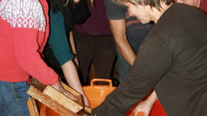 Beim Hobeln helfen alle mit. Fotos: Katharina Becht