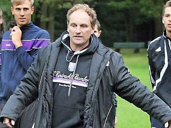 Am Donnerstagabend leitete Hans-Jürgen Heidenreich auf dem Stadion-Vorplatz sein erstes Training als Coach des FC Eintracht. Foto: sportpress