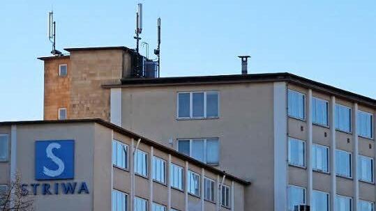 Handymasten, wie hier auf dem Dach der ehemaligen Striwa in Lichtenfels, bilden ein Netz, das bei der Ortung von Mobiltelefonen hilft.
