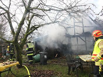 Ein Großeinsatz der Feuerwehr löste am Sonntag ein Scheunenbrand in Sonnefeld aus. Foto: Michael Stelzner