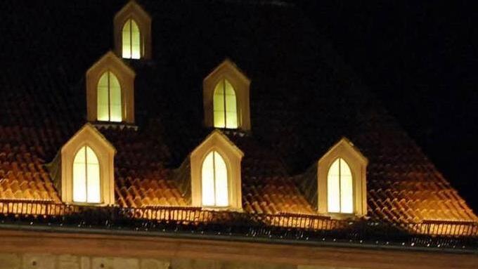 Ein Beispiel für gelungene Lichtgestaltung sind diese Dachgauben auf einem Hausdach am Coburger Marktplatz. So etwas wäre durchaus auch in Bad Staffelstein denkbar. Foto: Archiv Hacker