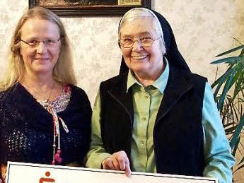 Ursula Fröhlich (l.) übergab die Spende an Schwester Ruth. Foto: Welker