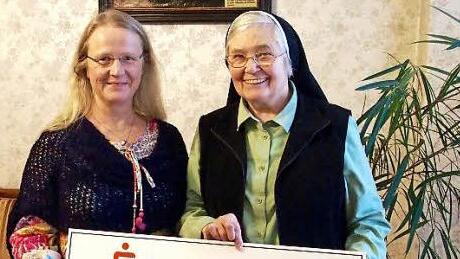 Ursula Fröhlich (l.) übergab die Spende an Schwester Ruth. Foto: Welker