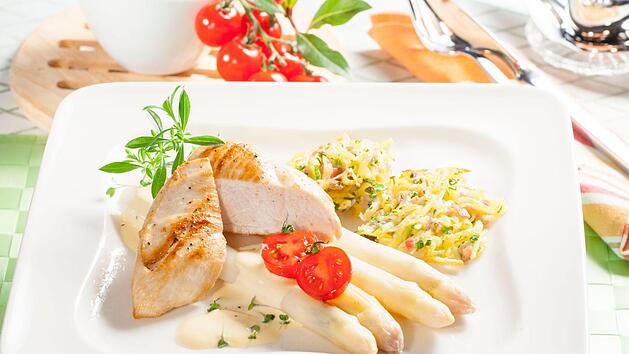 Lecker: Ingwer-Zitronenh&auml;hnchen mit Stangenspargel und Schalottenr&ouml;sti.  Foto: Rossmeier