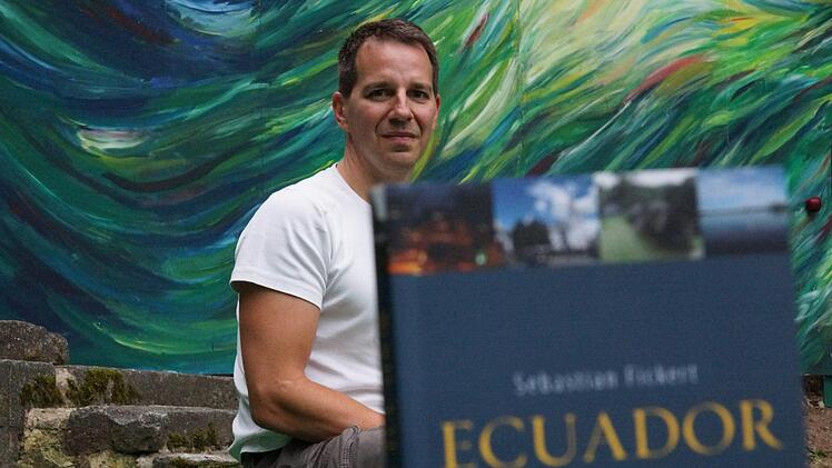 Der Autor präsentiert sein neues Buch.Foto: Arkadius Guzy