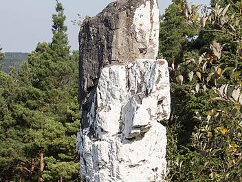 Der weiß bemalte Kreuzstein Foto: Carmen Schwind