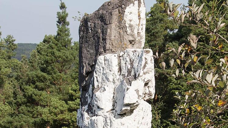 Der weiß bemalte Kreuzstein Foto: Carmen Schwind