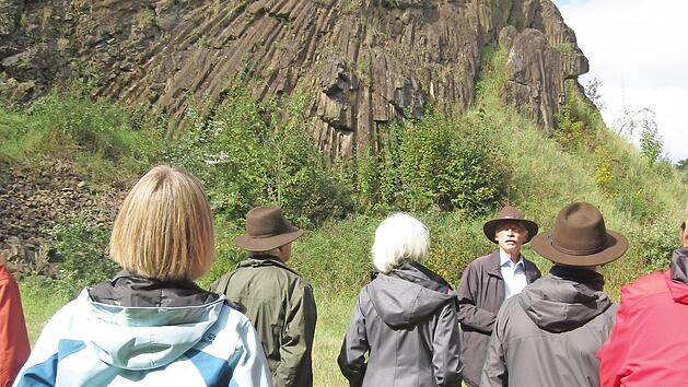 Die Basalts&auml;ulen in der Meilerstellung beeindruckten die etwa 20 Teilnehmer der Wanderung zum Geotop Lindenstumpf. Foto: Oswald T&uuml;rbl