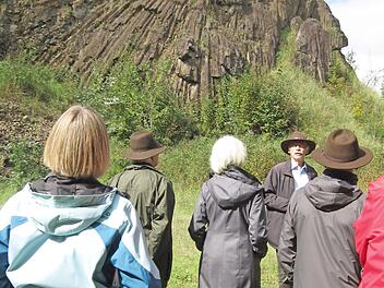 Die Basaltsäulen in der Meilerstellung beeindruckten die etwa 20 Teilnehmer der Wanderung zum Geotop Lindenstumpf. Foto: Oswald Türbl