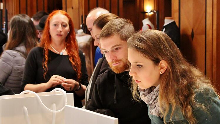 Lena und Simon testen Trauringe auf der Hochzeitsmesse. Foto: Werner Vogel