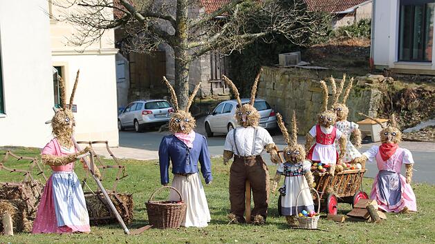 Der Obst- und Gartenbauverein in dem Ebelsbacher Gemeindeteil Sch&ouml;nbach k&uuml;mmert sich immer um einen wundersch&ouml;nen Osterschmuck im Dorf. Dies ist ein Bild aus gl&uuml;cklichen Osterhasen-Familienzeiten. Jetzt ist ein M&auml;dla weg, das Vierte von rechts.Archiv