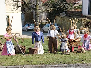 Der Obst- und Gartenbauverein in dem Ebelsbacher Gemeindeteil Schönbach kümmert sich immer um einen wunderschönen Osterschmuck im Dorf. Dies ist ein Bild aus glücklichen Osterhasen-Familienzeiten. Jetzt ist ein Mädla weg, das Vierte von rechts.Archiv