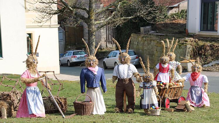 Der Obst- und Gartenbauverein in dem Ebelsbacher Gemeindeteil Schönbach kümmert sich immer um einen wunderschönen Osterschmuck im Dorf. Dies ist ein Bild aus glücklichen Osterhasen-Familienzeiten. Jetzt ist ein Mädla weg, das Vierte von rechts.Archiv