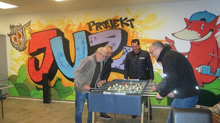 Bei der Besichtigung des Jugendzentrums testeten die Gemeinderäte den "Kicker".  Fotos: Winfried Ehling