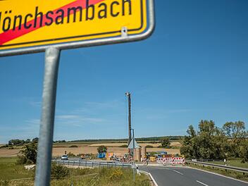 Der Bohrbagger an der Brückenbaustelle hinter Mönchsambach sticht schon von weitem ins Auge. Foto: Lea  Schreiber