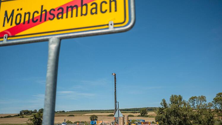 Der Bohrbagger an der Brückenbaustelle hinter Mönchsambach sticht schon von weitem ins Auge. Foto: Lea  Schreiber