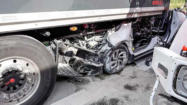 Auto kracht in Lastwagen