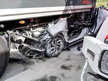 Auto kracht in Lastwagen