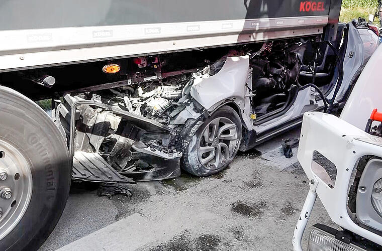 wusste dass es schlimm ist ersthelfer loscht auto nach unfall auf b2 kann fahrer aber nicht mehr retten
