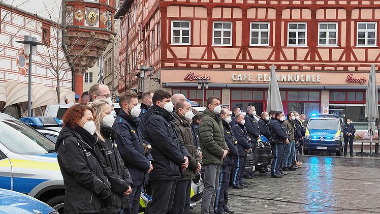 Beamte der Polizeiinspektion Coburg gedachten am Freitagvormittag auf dem Marktplatz der beiden get&ouml;teten Kollegen in Rheinland-Pfalz. Am vergangenen Montag waren eine 24 Jahre alte Polizeianw&auml;rterin und ein 29-j&auml;hriger Oberkommissar bei einer Verkehrskontrolle erschossen worden. Zwei Tatverd&auml;chtige sind festgenommen worden.