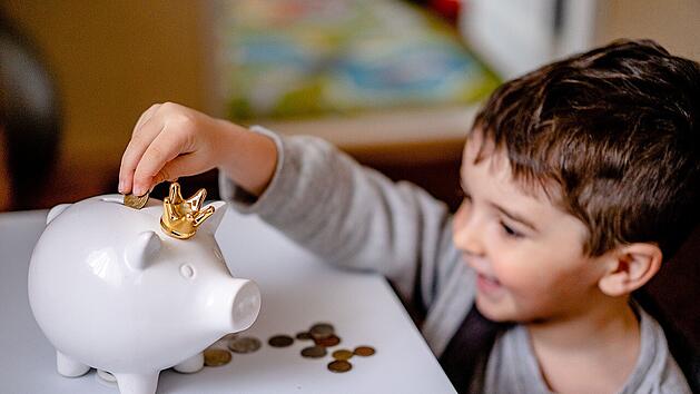 Taschengeld kann Kindern helfen, den richtigen Umgang mit Geld zu erlernen.