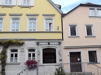 ) Das Stadthotel in der Amtsgerichtsstraße wird vergrößert und mit dem Gebäude rechts daneben mit einem Durchgang verbunden.  Foto: Karl-Heinz Hofmann