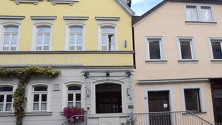 ) Das Stadthotel in der Amtsgerichtsstraße wird vergrößert und mit dem Gebäude rechts daneben mit einem Durchgang verbunden.  Foto: Karl-Heinz Hofmann