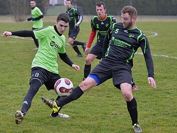 Der SC Hertha Aisch um Spielertrainer Mike Schwarz und Thomas Haschke (von rechts) will zur&uuml;ck in die A-Klasse. Im Test gegen den SV Wachenroth musste sich das Team j&uuml;ngst mit 3:4 beugen. Foto: Picturedreams