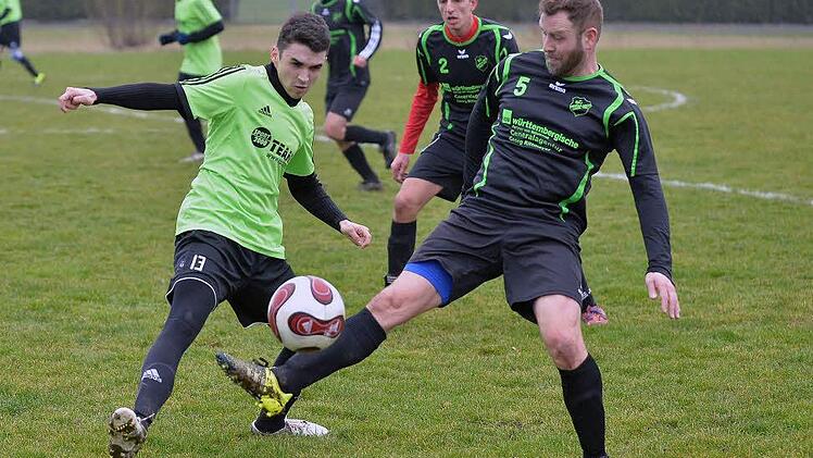 Der SC Hertha Aisch um Spielertrainer Mike Schwarz und Thomas Haschke (von rechts) will zur&uuml;ck in die A-Klasse. Im Test gegen den SV Wachenroth musste sich das Team j&uuml;ngst mit 3:4 beugen. Foto: Picturedreams