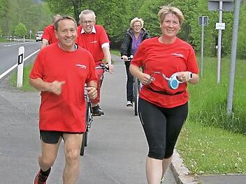 Norbert Gräbner (vorne links) joggte zum Auftakt seiner Wahlkampftour von Steinwiesen nach Wallenfels.