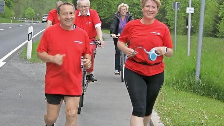 Norbert Gräbner (vorne links) joggte zum Auftakt seiner Wahlkampftour von Steinwiesen nach Wallenfels.