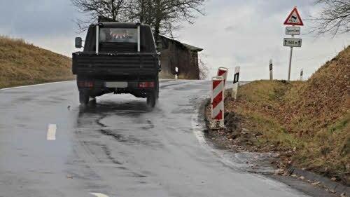 Schadhaft sind Decke und Seitenteile an der Staatsstraße 2428, wie hier am Ortsausgang von Allertshausen in Richtung Eckartshausen. Es erfolgt eine Sanierung mit Kosten von etwa 340.000 Euro. Foto: Helmut Will