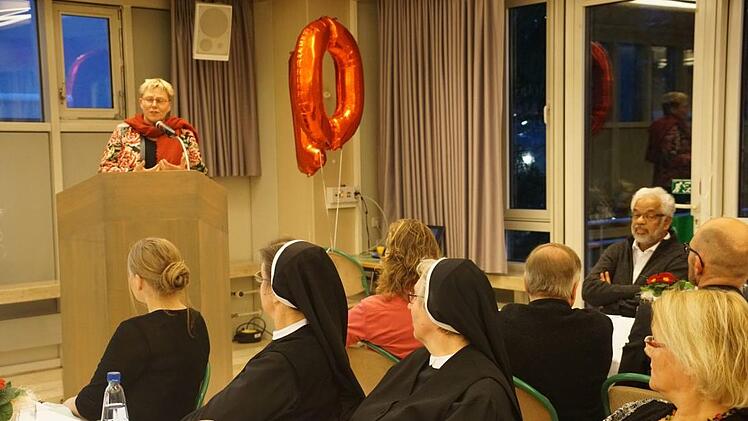 Anette Christian, Vorsitzende des Seniorenbeirats, lobte die Arbeit des Pflegezentrums "mit H&ouml;henluft". Das Pflegezentrum mit Dachgarten befindet sich im 4. und 5. Obergeschoss des Malteser Waldkrankenhauses St. Marien.Pascale Ferry