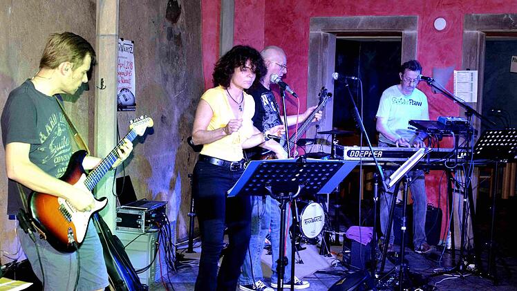 "Rockwärtz" führte die Gäste im Café Römmelt durch die Charts der letzten 40 Jahre.